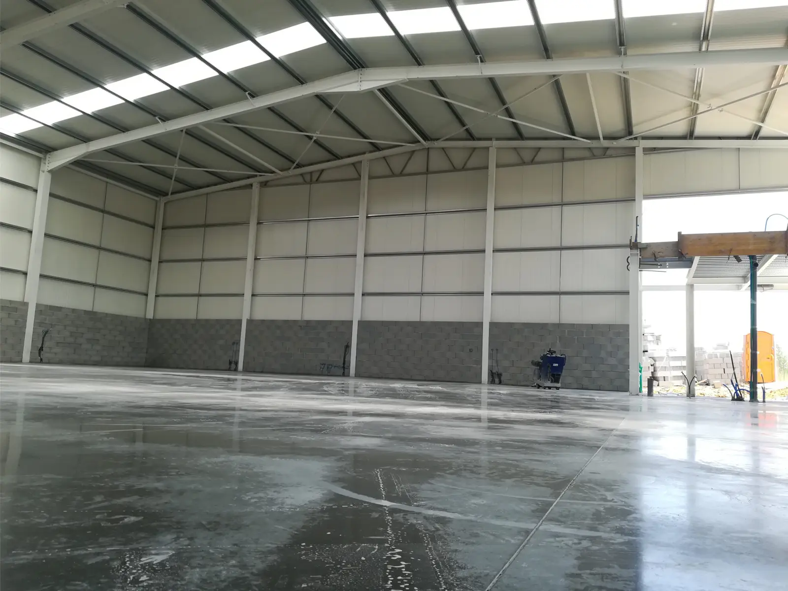 Pavilhão industrial com pavimento de betão acabado